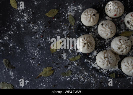Georgische hausgemachte Speisen khinkali genannt. Georgische Küche. Freier Platz für Text. Ansicht von oben. Stockfoto