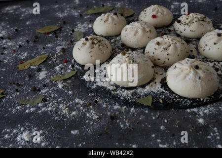 Georgische hausgemachte Speisen khinkali genannt. Georgische Küche. Freier Platz für Text. Ansicht von oben. Stockfoto
