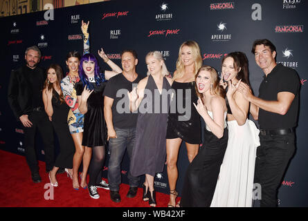 HOLLYWOOD, CA - 23. August: (L-R) AJ Bowen, Clarke Wolfe, Hannah Strumpf, Chelsea Stardust, Adam Goldworm, Amanda Presmyk, Rebbeca Romijn, Hayley Griffith, Ruby Modine und Jerry O'Connell Ankommen bei der Premiere von 'Satanischen Panik" an das Ägyptische Theater am 23 August, 2019 in Hollywood, Kalifornien. Stockfoto