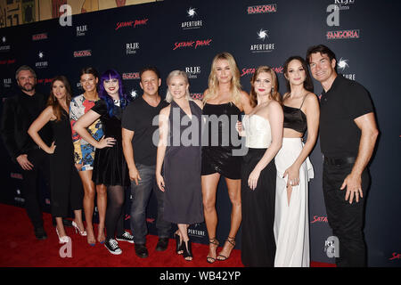 HOLLYWOOD, CA - 23. August: (L-R) AJ Bowen, Clarke Wolfe, Hannah Strumpf, Chelsea Stardust, Adam Goldworm, Amanda Presmyk, Rebbeca Romijn, Hayley Griffith, Ruby Modine und Jerry O'Connell Ankommen bei der Premiere von 'Satanischen Panik" an das Ägyptische Theater am 23 August, 2019 in Hollywood, Kalifornien. Stockfoto