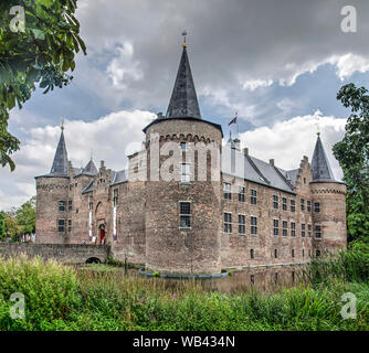 Helmond, Niederlande, 16. August 2019: Blick auf die Mauern und Türme der Burg aus dem 14. Jahrhundert und seine umgebenden Wassergraben bilden die North West Stockfoto