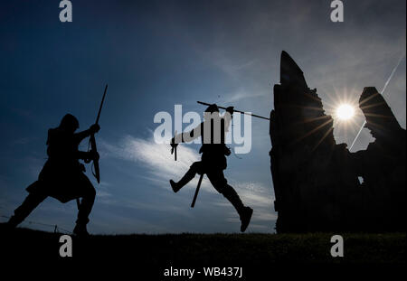 Viking reenactors Battle neben Whitby Abbey, wie Horden von Vikings steigen auf die verschlafene Yorkshire Küstenstadt. Stockfoto