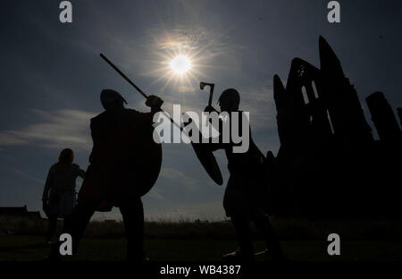 Viking reenactors Battle neben Whitby Abbey, wie Horden von Vikings steigen auf die verschlafene Yorkshire Küstenstadt. Stockfoto