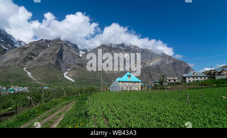 Foto von Dorf in Lahaul im Himalaya - Stockfoto