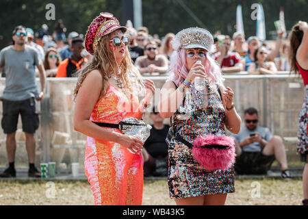 Leeds, Großbritannien. 24 Aug, 2019. Warme Sonne als der Gast genießt der zweite Tag an Leeds Festival, UK. Credit: Andy Gallagher/Alamy leben Nachrichten Stockfoto