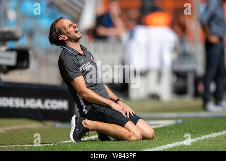 24. August 2019, Nordrhein-Westfalen, Bochum: Fussball: 2. Bundesliga, VfL Bochum - SV Wehen Wiesbaden, 4. Spieltag. Wiesbaden Trainer Rüdiger Rehm reagiert während des Spiels. Foto: Marius Becker/dpa - WICHTIGER HINWEIS: In Übereinstimmung mit den Anforderungen der DFL Deutsche Fußball Liga oder der DFB Deutscher Fußball-Bund ist es untersagt, zu verwenden oder verwendet Fotos im Stadion und/oder das Spiel in Form von Bildern und/oder Videos - wie Foto Sequenzen getroffen haben. Stockfoto