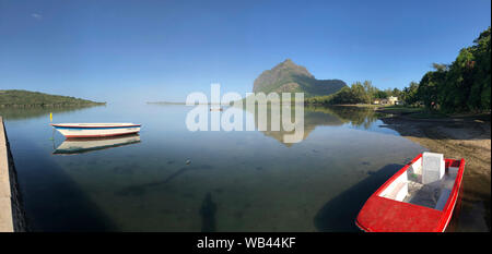 Blick auf Küste und Berges Le Morne auf Mauritius Stockfoto