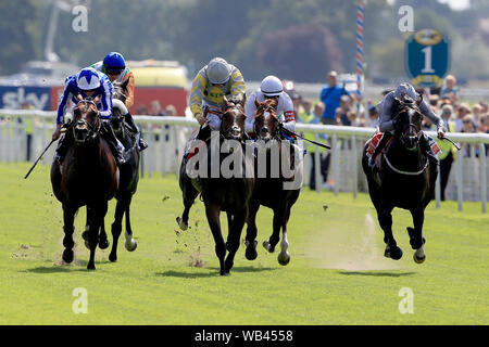 Zaaki (Mitte) geritten von Ryan Moore gewinnt den Sky Bet und Symphony Gruppe Strensall Stakes während Sky Bet Ebor Tag der Yorkshire Ebor Festival an der Rennbahn von York. Stockfoto