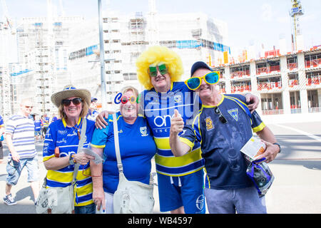 London, Großbritannien. Wembley, London, UK. 24 Aug, 2019. St Helens v Warrington Wolves Coral das Endspiel um den Challenge Cup 2019 im Wembley Stadium-Fans vor dem Stadion vor dem Spiel Credit sammeln: John Hopkins/Alamy leben Nachrichten Stockfoto