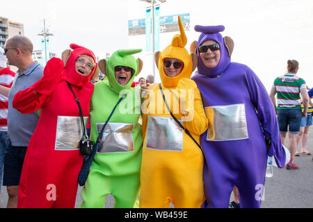 London, Großbritannien. Wembley, London, UK. 24 Aug, 2019. St Helens v Warrington Wolves Coral das Endspiel um den Challenge Cup 2019 im Wembley Stadium-Fans vor dem Stadion vor dem Spiel Credit sammeln: John Hopkins/Alamy leben Nachrichten Stockfoto