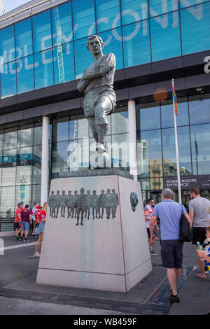 London, Großbritannien. Wembley, London, UK. 24 Aug, 2019. St Helens v Warrington Wolves Coral das Endspiel um den Challenge Cup 2019 im Wembley Stadium-Fans vor dem Stadion vor dem Spiel Credit sammeln: John Hopkins/Alamy leben Nachrichten Stockfoto