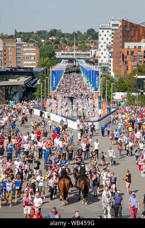 London, Großbritannien. Wembley, London, UK. 24 Aug, 2019. St Helens v Warrington Wolves Coral das Endspiel um den Challenge Cup 2019 im Wembley Stadium-Fans vor dem Stadion vor dem Spiel Credit sammeln: John Hopkins/Alamy leben Nachrichten Stockfoto