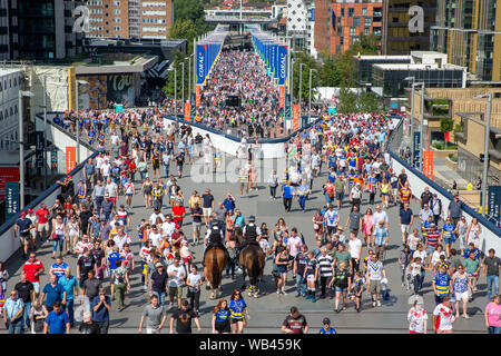 London, Großbritannien. Wembley, London, UK. 24 Aug, 2019. St Helens v Warrington Wolves Coral das Endspiel um den Challenge Cup 2019 im Wembley Stadium-Fans vor dem Stadion vor dem Spiel Credit sammeln: John Hopkins/Alamy leben Nachrichten Stockfoto