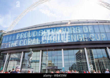 London, Großbritannien. Wembley, London, UK. 24 Aug, 2019. St Helens v Warrington Wolves Coral das Endspiel um den Challenge Cup 2019 im Wembley Stadium-Fans vor dem Stadion vor dem Spiel Credit sammeln: John Hopkins/Alamy leben Nachrichten Stockfoto