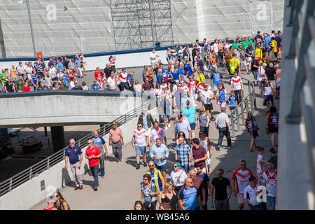 London, Großbritannien. Wembley, London, UK. 24 Aug, 2019. St Helens v Warrington Wolves Coral das Endspiel um den Challenge Cup 2019 im Wembley Stadium-Fans vor dem Stadion vor dem Spiel Credit sammeln: John Hopkins/Alamy leben Nachrichten Stockfoto