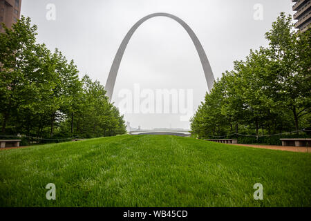 Saint Louis Gateway Arch und Kiener Park, Missouri, USA von Amerika, bewölkt Frühlingstag. Stockfoto