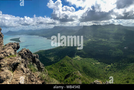 Blick auf die Küste von einen Weg zu Le Morne Mountain Top auf Mauritius Stockfoto