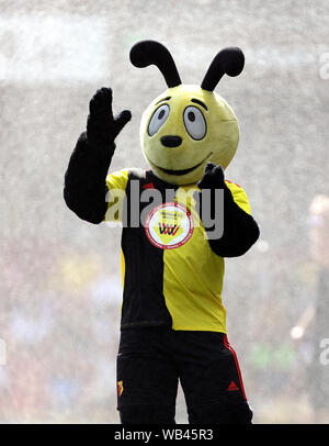 Watford Maskottchen Harry Hornissen während der Premier League Match an der Vicarage Road, Watford. Stockfoto