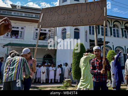 Srinagar, Indien. 23 Aug, 2019. Kaschmir Demonstranten halten Sie ein Plakat während der Rallye. eine Rallye wurde in Srinagar Stadt nach der Entscheidung durch die zentrale Regierung, Artikel 370 Die besondere Status in Jammu und Kaschmir Zuschüsse für Schrott gehalten. Credit: SOPA Images Limited/Alamy leben Nachrichten Stockfoto