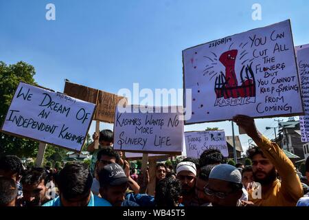 Srinagar, Indien. 23 Aug, 2019. Kaschmir Demonstranten halten Plakate hoch, während der Rallye. eine Rallye wurde in Srinagar Stadt nach der Entscheidung durch die zentrale Regierung, Artikel 370 Die besondere Status in Jammu und Kaschmir Zuschüsse für Schrott gehalten. Credit: SOPA Images Limited/Alamy leben Nachrichten Stockfoto