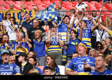 London, Großbritannien. 24 August, 2019. Wembley Stadion, London, England; Rugby Football League Coral das Endspiel um den Challenge Cup, Warrington Wolves gegen St Helens; Warrington Wölfe Fans in feine Stimme vor dem Challenge Cup Finale in Wembley - Nur die redaktionelle Nutzung. Credit: Aktion Plus Sport Bilder/Alamy Live News Credit: Aktion Plus Sport Bilder/Alamy Live News Credit: Aktion Plus Sport Bilder/Alamy Live News Credit: Aktion Plus Sport Bilder/Alamy Live News Credit: Aktion Plus Sport Bilder/Alamy leben Nachrichten Stockfoto