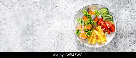 Gegrillter Lachs Kebab am Spieß mit gebackenen Kartoffeln, frischen Gurken und Tomaten. Banner Stockfoto