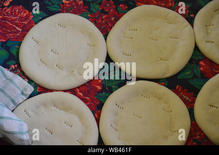 Die Herstellung von Brot (nicht) in der traditionellen Weise, Nuratau region, zentralen Usbekistan Stockfoto