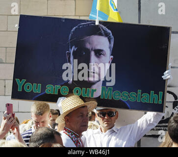 Kiew, Ukraine. 24 Aug, 2019. Ein Mann hält ein Plakat mit einem Foto von der Ukrainische Präsident Wladimir ZELENSKY und Lesen' Sie sind unser Messias!" während der Feierlichkeiten anlässlich des Tag der Unabhängigkeit auf dem Platz der Unabhängigkeit in Kiew, Ukraine, 24. August 2019. Die ukrainer Mark zum 28. Jahrestag der Unabhängigkeit der Ukraine von der Sowjetunion seit 1991. Credit: Serg Glovny/ZUMA Draht/Alamy leben Nachrichten Stockfoto