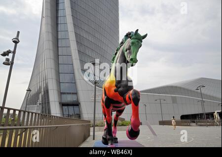 Mailand (Italien), der neue CityLife Bezirk, Einbau durch artist Marcelo Burlon, freie Interpretation von Leonardo Da Vinci's Pferd. Im Hintergrund die Hadid Turm (Mailand Assicurazioni Generali Hauptsitz) und Shopping Mall Stockfoto