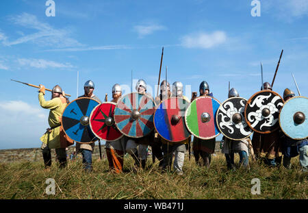 Viking reenactors Schlacht bei Whitby Abbey, wie Horden von Vikings steigen auf die verschlafene Yorkshire Küstenstadt. Stockfoto