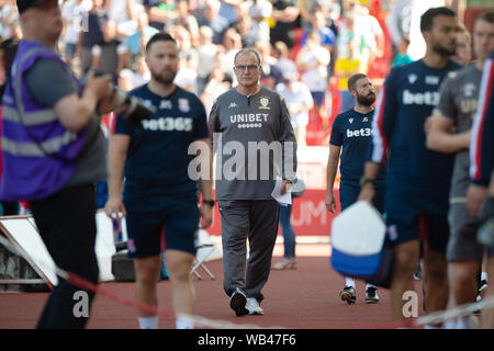 Stoke-on-Trent, Großbritannien. 24 Aug, 2019. Marcelo Bielsa, Manager von Leeds, bevor der Himmel Wette Championship Match zwischen Stoke City und Leeds United im Britannia Stadium, Stoke-on-Trent am Samstag, den 24. August 2019. (Quelle: Pat Scaasi | MI Nachrichten) nur die redaktionelle Nutzung, eine Lizenz für die gewerbliche Nutzung erforderlich. Keine Verwendung in Wetten, Spiele oder einer einzelnen Verein/Liga/player Publikationen. Foto darf nur für Zeitung und/oder Zeitschrift redaktionelle Zwecke Credit: MI Nachrichten & Sport/Alamy Live-Nachrichten verwendet werden. Stockfoto