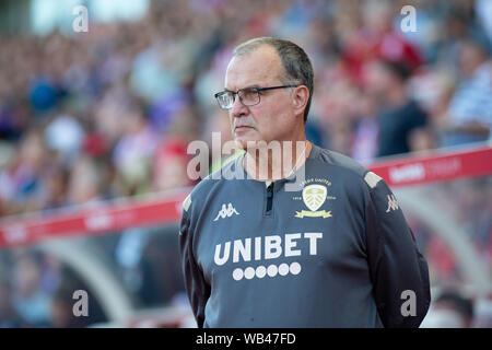 Stoke-on-Trent, Großbritannien. 24 Aug, 2019. Marcelo Bielsa, Manager von Leeds, bevor der Himmel Wette Championship Match zwischen Stoke City und Leeds United im Britannia Stadium, Stoke-on-Trent am Samstag, den 24. August 2019. (Quelle: Pat Scaasi | MI Nachrichten) nur die redaktionelle Nutzung, eine Lizenz für die gewerbliche Nutzung erforderlich. Keine Verwendung in Wetten, Spiele oder einer einzelnen Verein/Liga/player Publikationen. Foto darf nur für Zeitung und/oder Zeitschrift redaktionelle Zwecke Credit: MI Nachrichten & Sport/Alamy Live-Nachrichten verwendet werden. Stockfoto