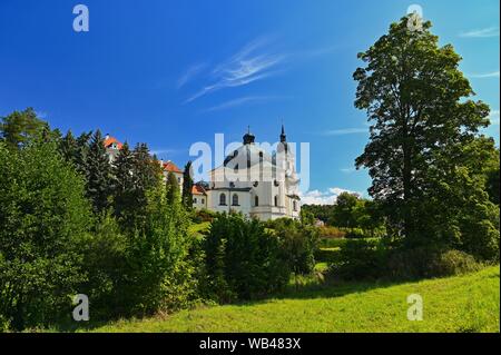 Schöne alte Kirche in Krtiny. Der Tschechischen Republik. (Namen der Jungfrau Maria). Stockfoto