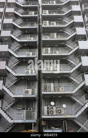 Treppen außerhalb der Wohnung Gebäude in Kumamoto, Japan. Stockfoto