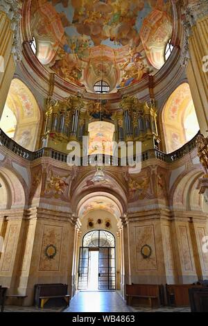 Schöne alte Kirche in Krtiny. Der Tschechischen Republik. (Namen der Jungfrau Maria). Stockfoto