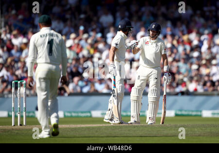 England's Joe Root und Joe Denly (links) Faust stoßen, da sie bat bei Tag drei der dritten Asche Test Match in Leeds. Stockfoto