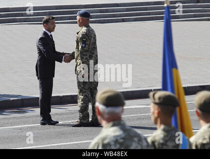 Kiew, Ukraine. 24 Aug, 2019. Der Präsident der Ukraine VOLODYMYR ZELENSKY (L) übergibt einen Staatspreis für ukrainische Soldaten während der Feierlichkeiten anlässlich des Tag der Unabhängigkeit auf dem Platz der Unabhängigkeit in Kiew, Ukraine, 24. August 2019. Die ukrainer Mark zum 28. Jahrestag der Unabhängigkeit der Ukraine von der Sowjetunion seit 1991. Credit: Serg Glovny/ZUMA Draht/Alamy leben Nachrichten Stockfoto