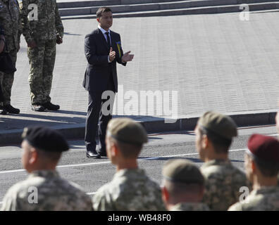 Kiew, Ukraine. 24 Aug, 2019. Der Präsident der Ukraine VOLODYMYR ZELENSKY nimmt an Feierlichkeiten anlässlich des Tag der Unabhängigkeit auf dem Platz der Unabhängigkeit in Kiew, Ukraine, 24. August 2019. Die ukrainer Mark zum 28. Jahrestag der Unabhängigkeit der Ukraine von der Sowjetunion seit 1991. Credit: Serg Glovny/ZUMA Draht/Alamy leben Nachrichten Stockfoto