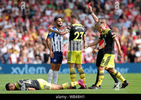 Brighton, UK. 24 Aug, 2019. Brighton, UK. 24 Aug, 2019. Schiedsrichter Kevin Freund zeigt eine rote Karte nach Brighton, Florin Andone während der Premier League Match zwischen Brighton und Hove Albion und Southampton an der American Express Community Stadium, Brighton und Hove am Samstag, den 24. August 2019. (Credit: Jon Bromley | MI Nachrichten) Credit: MI Nachrichten & Sport/Alamy leben Nachrichten Stockfoto