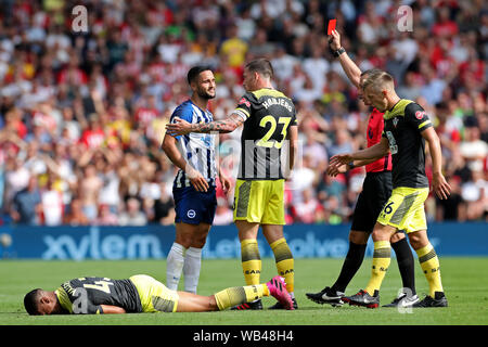 Brighton, UK. 24 Aug, 2019. Brighton, UK. 24 Aug, 2019. Schiedsrichter Kevin Freund zeigt eine rote Karte nach Brighton, Florin Andone während der Premier League Match zwischen Brighton und Hove Albion und Southampton an der American Express Community Stadium, Brighton und Hove am Samstag, den 24. August 2019. (Credit: Jon Bromley | MI Nachrichten) Credit: MI Nachrichten & Sport/Alamy leben Nachrichten Stockfoto