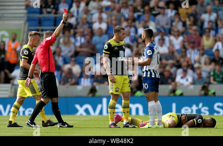 Brighton & Hove Albion Florin Andone (Zweiter von rechts) gezeigt eine rote-Karte von gleichreferent Kevin Freund (Zweite links) und nach einem Foul an der Southampton Yan Valery (rechts), bevor Sie eine rot-Karte während der Premier League Match an der AMEX Stadion, Brighton gezeigt. Stockfoto