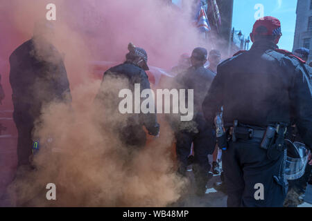 Portland Place, London, UK. 24 Aug, 2019. Kostenlose Tommy Robinson Protest außerhalb der BBC. Gleichzeitig eine Gegendemonstration stattfindet, Bis zu Rassismus und Vereinen gegen den Faschismus Stand organisiert. Penelope Barritt/Alamy leben Nachrichten Stockfoto