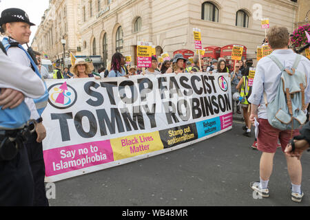 Portland Place, London, Großbritannien. August 2019. Demonstranten im Zentrum Londons halten Banner gegen Faschismus, Rassismus, Islamophobie und Antisemitismus. Sichtbare Slogans sind „Stop Faschist Tommy Robinson“, „Black Lives Matter“ und „Refugees Welcome“. Der kostenlose Tommy Robinson Protest vor der BBC. Gleichzeitig findet eine Gegendemonstration statt, organisiert von Stand up to Rassismus and Unite Against Faschismus. Penelope Barritt/Alamy Live News Stockfoto