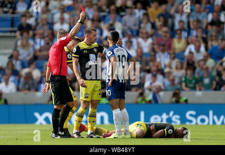 Brighton & Hove Albion Florin Andone (Zweiter von rechts) gezeigt eine rote-Karte von gleichreferent Kevin Freund (links) nach einem Foul an der Southampton Yan Valery (rechts) während der Premier League Match an der AMEX Stadion, Brighton. Stockfoto