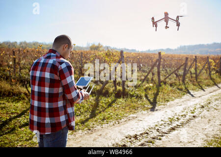 Männliche Fernbedienung drone auf Sky Stockfoto