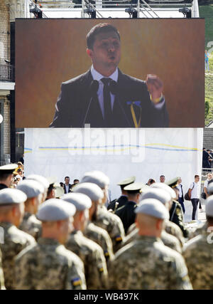 Kiew, Ukraine. 24 Aug, 2019. Der Präsident der Ukraine VOLODYMYR ZELENSKY (am Bildschirm) spricht während der Feierlichkeiten anlässlich des Tag der Unabhängigkeit auf dem Platz der Unabhängigkeit in Kiew, Ukraine, 24. August 2019. Die ukrainer Mark zum 28. Jahrestag der Unabhängigkeit der Ukraine von der Sowjetunion seit 1991. Credit: Serg Glovny/ZUMA Draht/Alamy leben Nachrichten Stockfoto