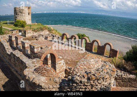 Blick auf die Ruinen der Basilika der Heiligen Mutter Gottes Eleusa (6. Jahrhundert) und Festung Turm in der Altstadt von Nessebar, Bulgarien Stockfoto