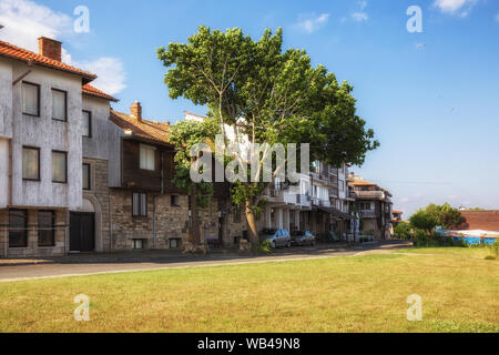 Straße mit Wohnhäusern, Hotels und Pensionen in der Altstadt von Nessebar, Bulgarien Stockfoto