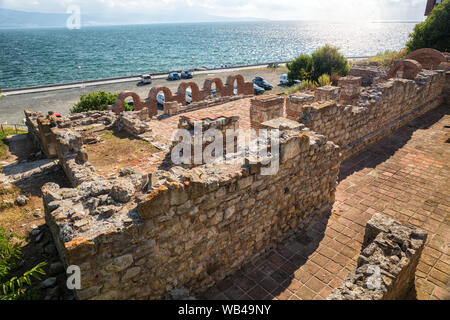 Die Ruinen der Basilika der Heiligen Mutter Gottes Eleusa (6. Jahrhundert) in der Altstadt von Nessebar, Bulgarien Stockfoto