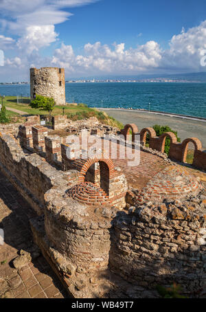 Blick auf die Ruinen der Basilika der Heiligen Mutter Gottes Eleusa (6. Jahrhundert) und Festung Turm in der Altstadt von Nessebar, Bulgarien Stockfoto